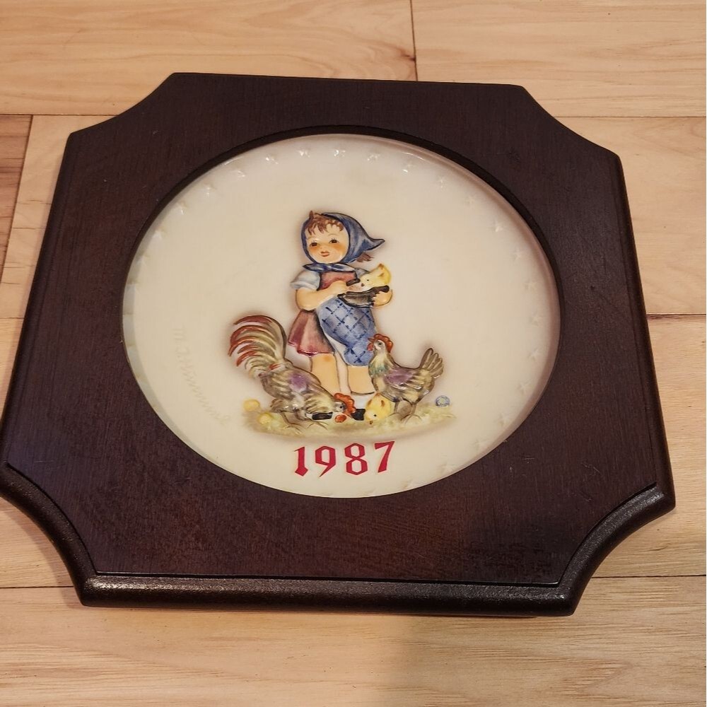 M. J. Hummel 1987 Vintage Feeding Time Collectors Plate
